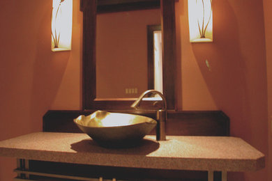 ニューヨークにあるコンテンポラリースタイルのおしゃれなトイレ・洗面所の写真