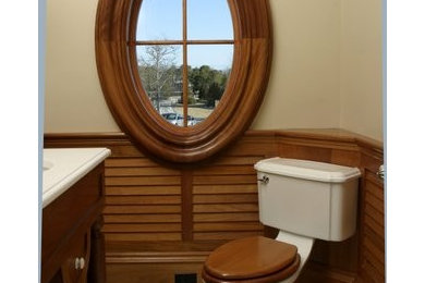 ボストンにあるトラディショナルスタイルのおしゃれなトイレ・洗面所の写真