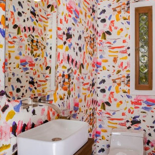 Idées déco pour un petit WC et toilettes victorien avec un urinoir, un mur rouge, béton au sol, un lavabo de ferme et un sol gris.