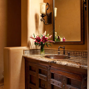 Idée de décoration pour un WC et toilettes sud-ouest américain.