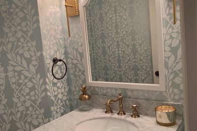 ルイビルにある小さなトラディショナルスタイルのおしゃれなトイレ・洗面所 (家具調キャビネット、白いキャビネット、青い壁) の写真