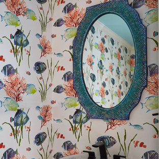Immagine di un piccolo bagno di servizio contemporaneo con consolle stile comò, ante gialle, WC monopezzo, pareti multicolore, pavimento in marmo, lavabo a colonna, pavimento bianco, mobile bagno freestanding e carta da parati