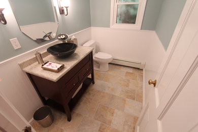 ブリッジポートにあるトラディショナルスタイルのおしゃれなトイレ・洗面所の写真