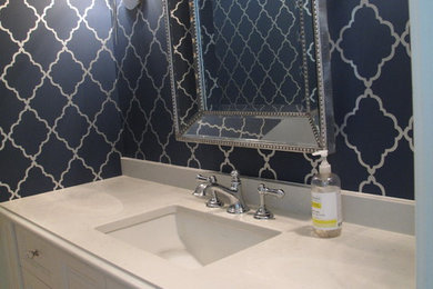 ミネアポリスにあるトランジショナルスタイルのおしゃれなトイレ・洗面所の写真