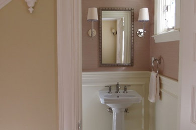 ボストンにあるトランジショナルスタイルのおしゃれなトイレ・洗面所の写真