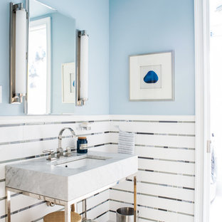 Foto di un bagno di servizio costiero di medie dimensioni con nessun'anta, piastrelle bianche, piastrelle multicolore, pavimento in gres porcellanato, piastrelle in metallo, pareti blu, lavabo a consolle e pavimento multicolore