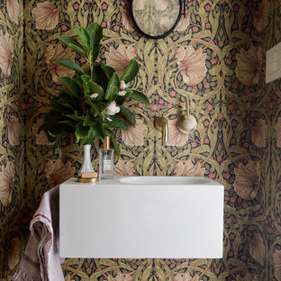 Foto di un bagno di servizio design con pareti multicolore e lavabo integrato
