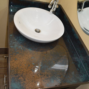 Bäder mit Schrankfronten mit vertiefter Füllung und Zink-Waschbecken