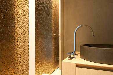 バルセロナにある高級な中くらいなコンテンポラリースタイルのおしゃれなトイレ・洗面所 (家具調キャビネット、中間色木目調キャビネット、ベッセル式洗面器) の写真