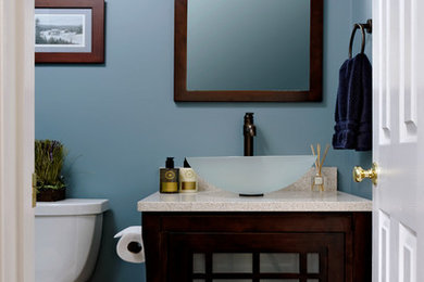 Kleine Klassische Gästetoilette mit Glasfronten, dunklen Holzschränken, blauer Wandfarbe und Aufsatzwaschbecken in Washington, D.C.