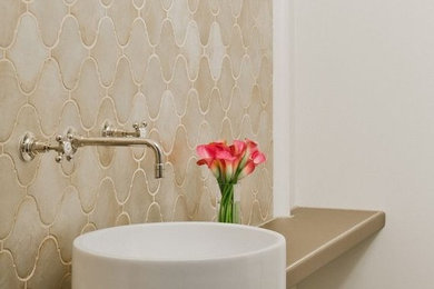 シャーロットにあるラグジュアリーな小さなコンテンポラリースタイルのおしゃれなトイレ・洗面所 (石タイル、白い壁、濃色無垢フローリング、ベッセル式洗面器、一体型トイレ	) の写真