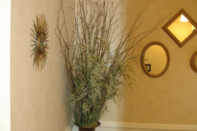 Esempio di un bagno di servizio tradizionale di medie dimensioni con WC a due pezzi, piastrelle beige e pareti beige