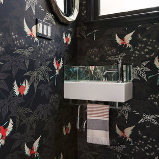 Immagine di un bagno di servizio tradizionale con pareti nere e lavabo sospeso