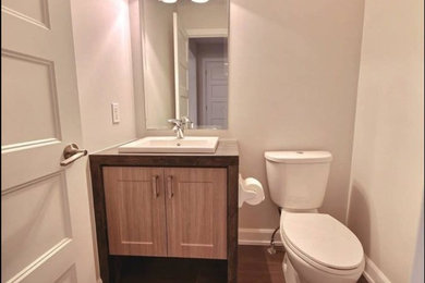オタワにあるコンテンポラリースタイルのおしゃれなトイレ・洗面所の写真