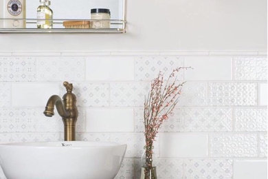 クリーブランドにある中くらいなコンテンポラリースタイルのおしゃれなトイレ・洗面所 (家具調キャビネット、濃色木目調キャビネット、白いタイル、セメントタイル、白い壁、ベッセル式洗面器、木製洗面台) の写真