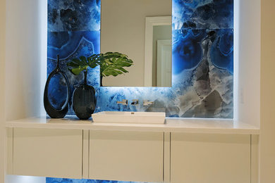 Große Moderne Gästetoilette mit flächenbündigen Schrankfronten, weißen Schränken, beiger Wandfarbe, Aufsatzwaschbecken, Toilette mit Aufsatzspülkasten, weißen Fliesen, Marmorboden und Quarzit-Waschtisch in Miami