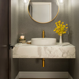 Idee per un bagno di servizio chic con pareti grigie, pavimento in legno massello medio, lavabo a bacinella e pavimento marrone