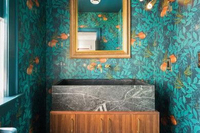 Foto di un bagno di servizio tradizionale con ante lisce, ante in legno scuro, pareti multicolore, lavabo a bacinella, pavimento blu, top in granito, top grigio e mobile bagno freestanding