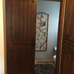 Idées déco pour un petit WC et toilettes montagne avec un WC séparé, un mur gris et un sol en ardoise.