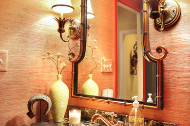 Eklektische Gästetoilette mit Unterbauwaschbecken, roten Schränken, Marmor-Waschbecken/Waschtisch und roter Wandfarbe in Dallas
