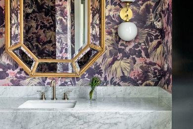 Foto di un bagno di servizio contemporaneo con pareti multicolore, pavimento in legno massello medio, lavabo sottopiano, pavimento marrone e top bianco