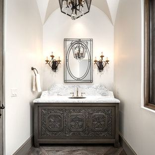 Esempio di un ampio bagno di servizio stile shabby con consolle stile comò, ante grigie, WC monopezzo, piastrelle multicolore, piastrelle di marmo, pareti bianche, parquet scuro, lavabo sottopiano, top in marmo, pavimento marrone e top multicolore