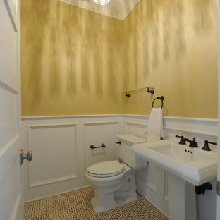 75+ Gästetoiletten mit farbigen Fliesen und gelber Wandfarbe Ideen