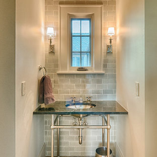 Immagine di un piccolo bagno di servizio chic con lavabo sottopiano, pareti beige, top in granito e piastrelle grigie