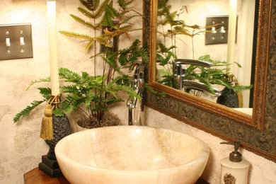 タンパにあるエクレクティックスタイルのおしゃれなトイレ・洗面所の写真