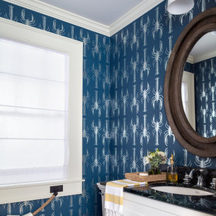 Idee per un piccolo bagno di servizio stile marinaro con lavabo sottopiano, ante in stile shaker, ante bianche, top in marmo, WC a due pezzi e pareti multicolore