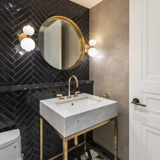 Idées déco pour un grand WC et toilettes contemporain avec un WC à poser, un carrelage noir, un mur gris, un plan vasque, un sol multicolore et un plan de toilette gris.
