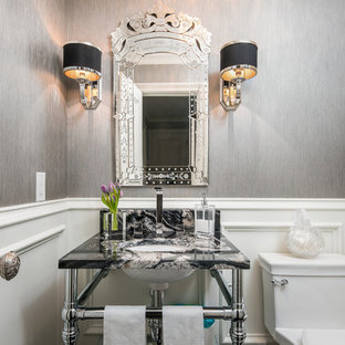 Esempio di un bagno di servizio moderno di medie dimensioni con pareti grigie, lavabo sottopiano, top nero, ante nere, WC a due pezzi, top in granito e mobile bagno freestanding