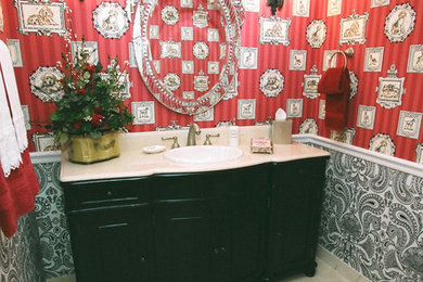 アトランタにある高級な中くらいなエクレクティックスタイルのおしゃれなトイレ・洗面所 (レイズドパネル扉のキャビネット、黒いキャビネット、赤い壁、オーバーカウンターシンク、白い床) の写真