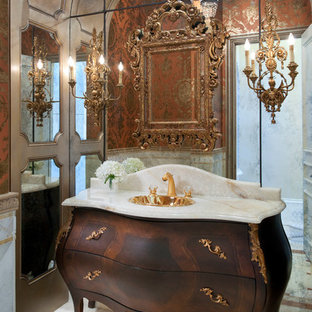Idee per un piccolo bagno di servizio tradizionale con lavabo da incasso, consolle stile comò, ante in legno bruno, top in onice, WC monopezzo, piastrelle bianche, piastrelle arancioni, pareti arancioni, pavimento in marmo, piastrelle a specchio e top beige