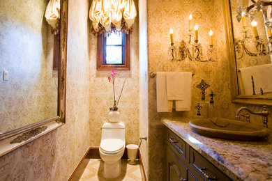 Idée de décoration pour un WC et toilettes tradition.