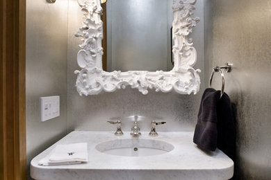 サンフランシスコにあるコンテンポラリースタイルのおしゃれなトイレ・洗面所 (コンソール型シンク、グレーの壁) の写真
