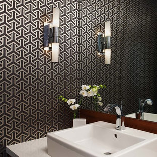 Idées déco pour un WC et toilettes rétro de taille moyenne avec une vasque et un mur multicolore.