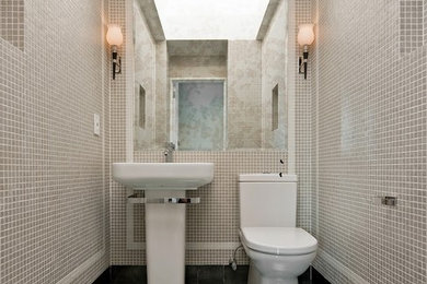 Ispirazione per un bagno di servizio design con lavabo a colonna, piastrelle grigie e piastrelle a mosaico