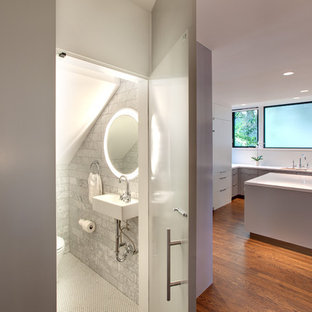 Immagine di un bagno di servizio contemporaneo con lavabo sospeso, piastrelle grigie e piastrelle in pietra
