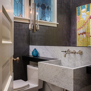 Idées déco pour un WC et toilettes craftsman de taille moyenne avec un WC séparé, un mur noir, un plan de toilette en marbre, un carrelage gris, du carrelage en marbre et un lavabo suspendu.