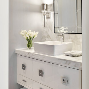 Ispirazione per un piccolo bagno di servizio contemporaneo con consolle stile comò, ante bianche, piastrelle grigie, pareti grigie, lavabo a bacinella, pavimento grigio, top grigio e mobile bagno incassato