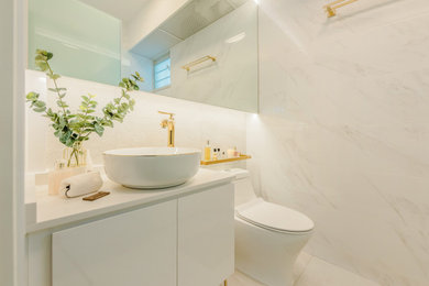 シンガポールにあるコンテンポラリースタイルのおしゃれなトイレ・洗面所の写真