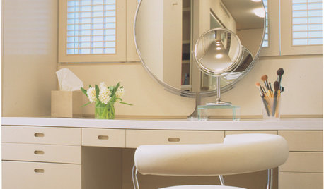 Little Luxuries: Get Ready for Your Close-up With Lighted Mirrors