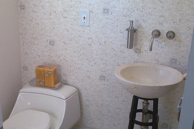 Foto de aseo contemporáneo con sanitario de una pieza, baldosas y/o azulejos beige, baldosas y/o azulejos en mosaico, paredes beige, suelo con mosaicos de baldosas, lavabo bajoencimera y suelo beige
