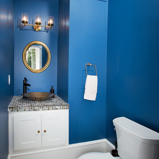 Foto de aseo tradicional renovado con lavabo sobreencimera, armarios estilo shaker, puertas de armario blancas, encimera de azulejos, sanitario de dos piezas, baldosas y/o azulejos multicolor, baldosas y/o azulejos en mosaico, paredes azules, suelo de madera oscura y encimeras multicolor