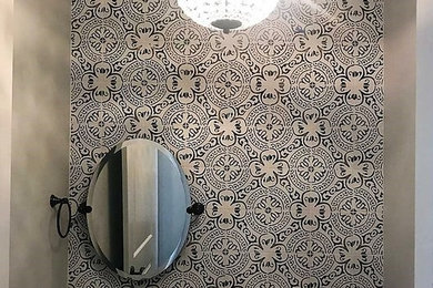 他の地域にある小さなコンテンポラリースタイルのおしゃれなトイレ・洗面所 (磁器タイル、マルチカラーの壁) の写真