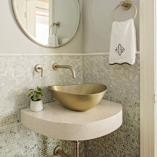 Ejemplo de aseo clásico renovado, pequeño, con paredes grises, suelo de madera oscura, lavabo sobreencimera, suelo marrón, baldosas y/o azulejos multicolor, baldosas y/o azulejos en mosaico, encimera de cuarzo compacto y encimeras blancas