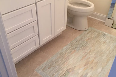 Foto di un piccolo bagno di servizio classico con ante in stile shaker, ante bianche, pavimento in gres porcellanato, lavabo sottopiano, top in granito e pavimento beige