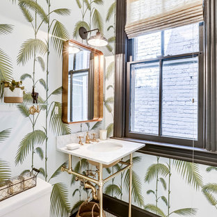 Cette photo montre un WC et toilettes exotique avec un WC à poser, un mur multicolore, un sol en carrelage de terre cuite, un plan vasque et un sol blanc.