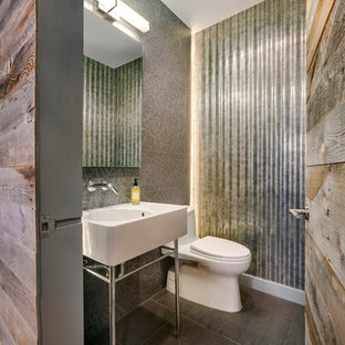 Inspiration pour un WC et toilettes design de taille moyenne avec un plan vasque, un WC à poser, un carrelage gris, un mur gris, carrelage en métal, un sol en bois foncé et un sol marron.